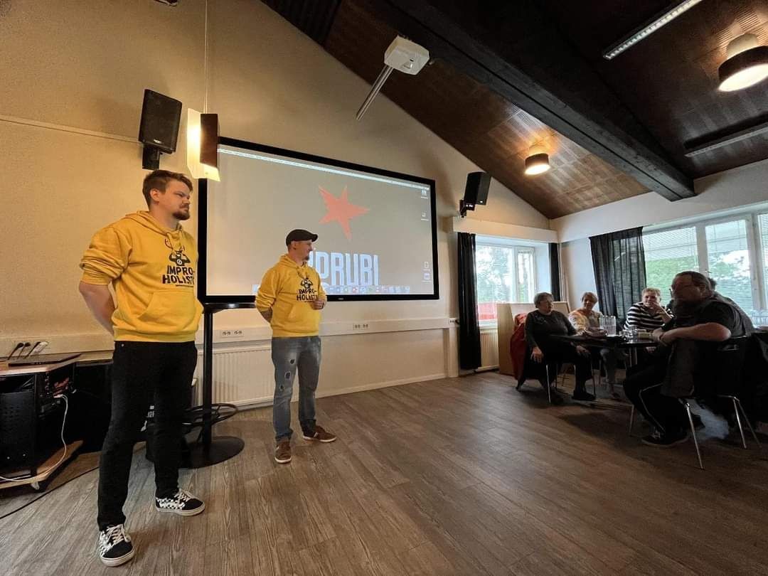 Stand up -koomikko Janne Hyttinen ja Jose Martin kouluttamassa seurakunnan työntekijöitä Kerubilla