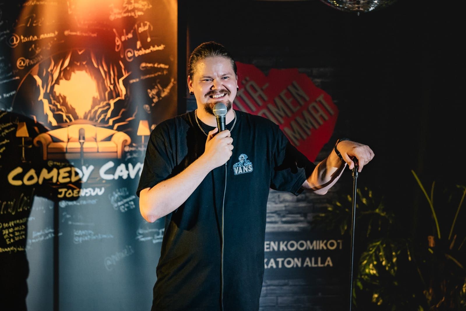 Janne Hyttinen Comedy Cave -klubin lavalla. Kuva: Ilpo Kettunen