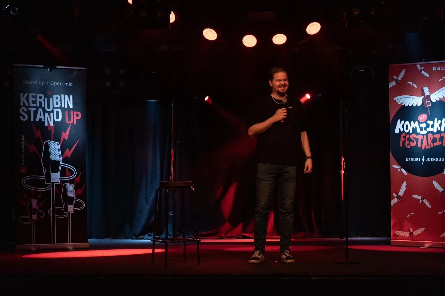 Janne Hyttinen Kerubin Stand up -klubin lavalla. Kuva: Joona Kotilainen